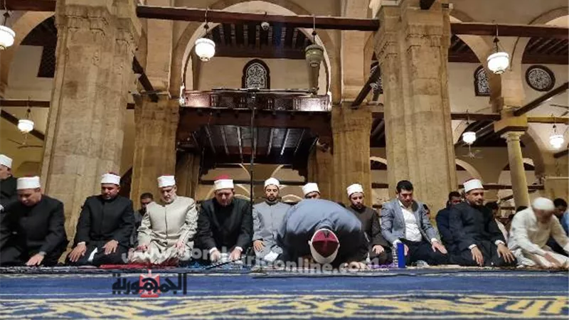 رُكعًا سجدًا.. آلاف المصلين يؤدون العشاء والتراويح بالجامع الأزهر