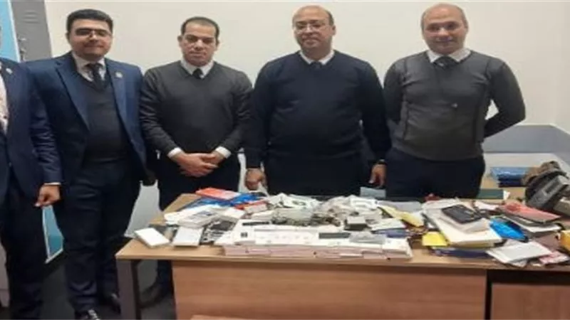 ضبط راكب بحوزته خناجروآخر حاول تهريب مستلزمات هواتف بمطار القاهرة
