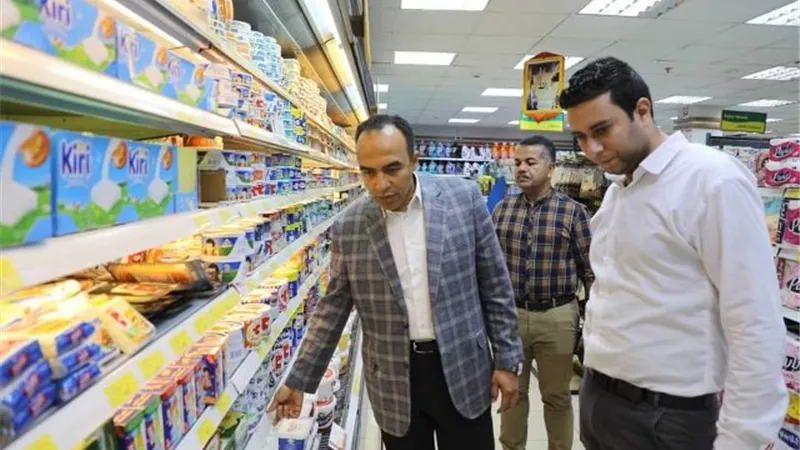 نائب محافظ المنيا يتفقد عددا من السلاسل التجارية بمدينة المنيا