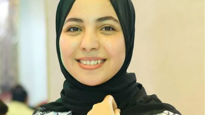 محافظ كفر الشيخ يهنئ صاحبة الصوت الذهبي في الابتهالات الدينية