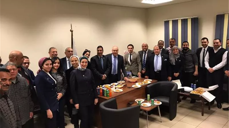 مظاهرة حب من العاملين بجمارك مطار القاهرة لرئيس الإدارة المركزية