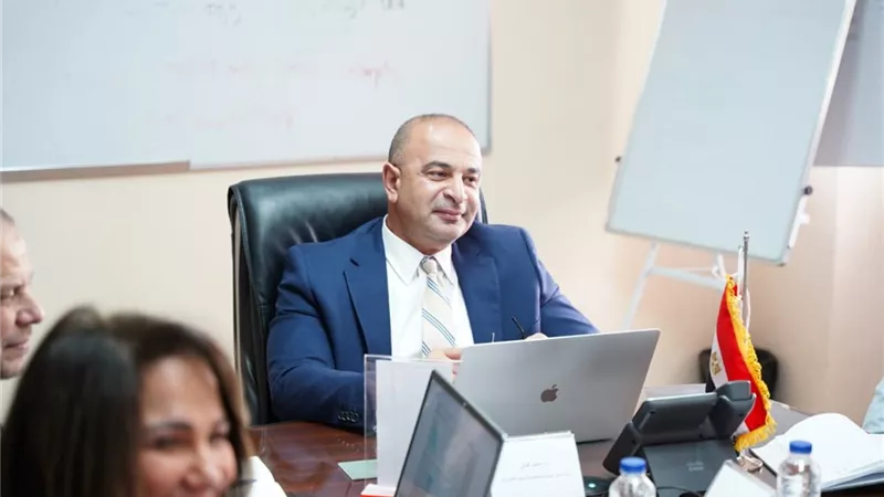 نائب وزيرة التخطيط يناقش الخطة الاستثمارية لوزارة الاتصالات