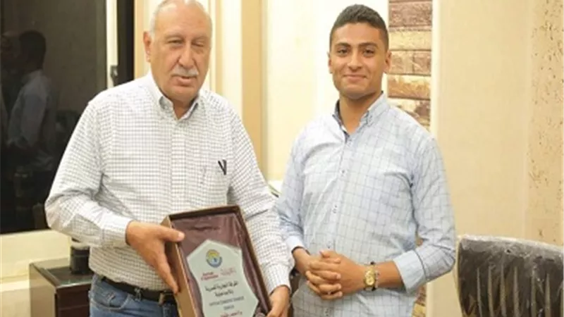 عثمان يكرم طالب الاسماعيلية صاحب بحث الهيدروجين الاخضر