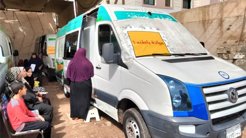 تقديم الخدمات الطبية لـ 650 بقافلة حياة كريمة بقرية بكفر الشيخ