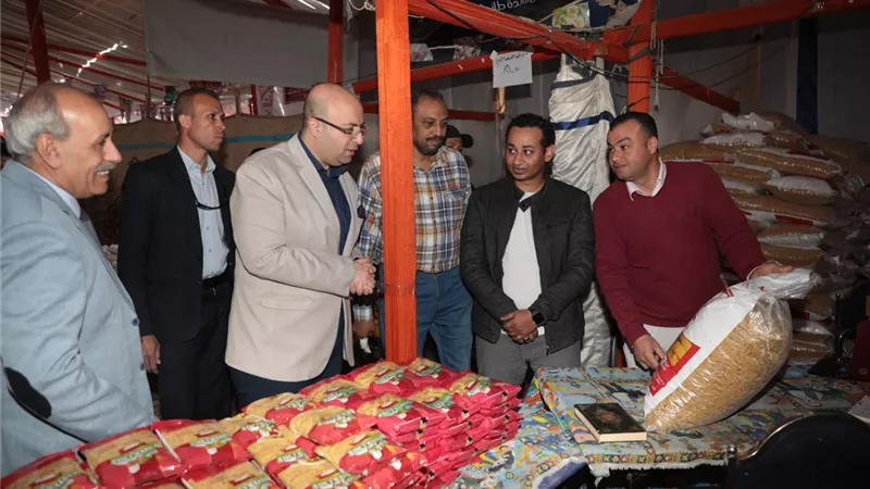 محافظ بني سويف يتفقد معرض 