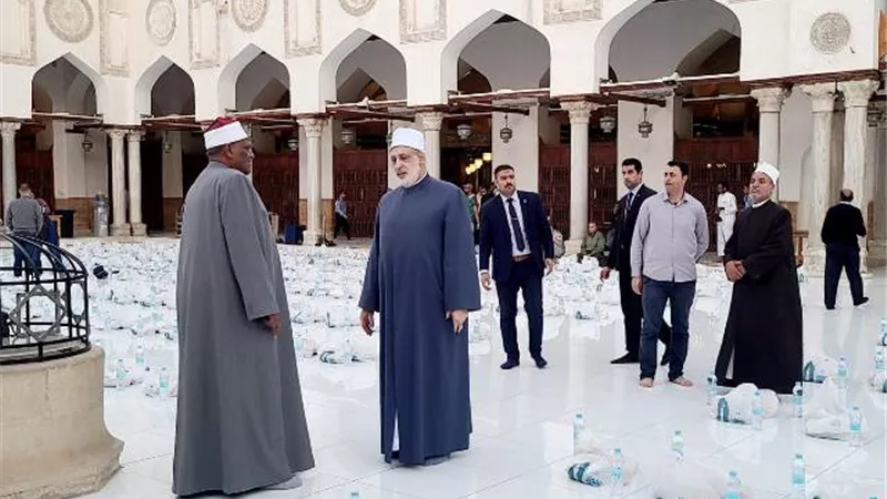 الضويني وشومان يؤدون العشاء والتراويح بالجامع الأزهر