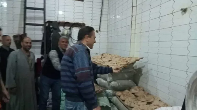 محضرين تموينيين خلال حملة على المخابز بمركز سمالوط