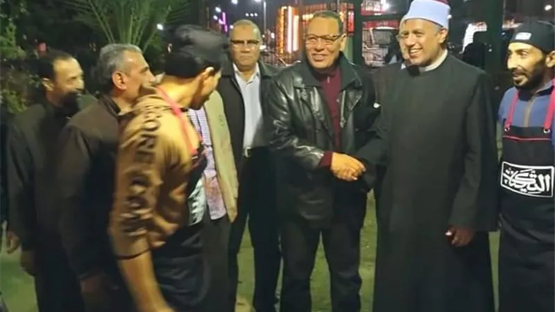 محافظ الشرفية يتفقد مائدة افطار الصائمين بساحة مسجد الفتح