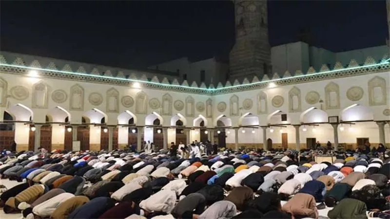 الأوقاف : إقبال كبير على صلاة التراويح في مساجد الجمهورية