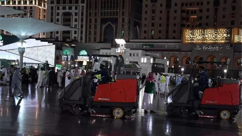 تطهير جنبات المسجد النبوي بمعدل 5 مرات يوميا خلال شهر رمضان
