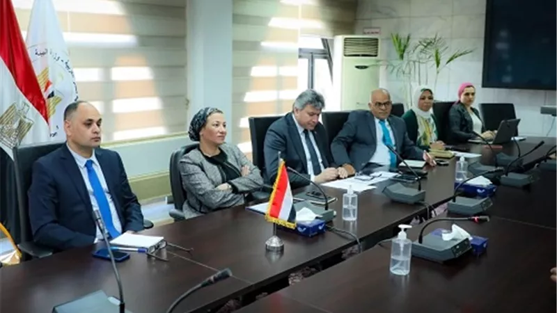 وزيرة البيئة ومحافظ السويس يبحثان فرص الاستثمار فى مجال المخلفات