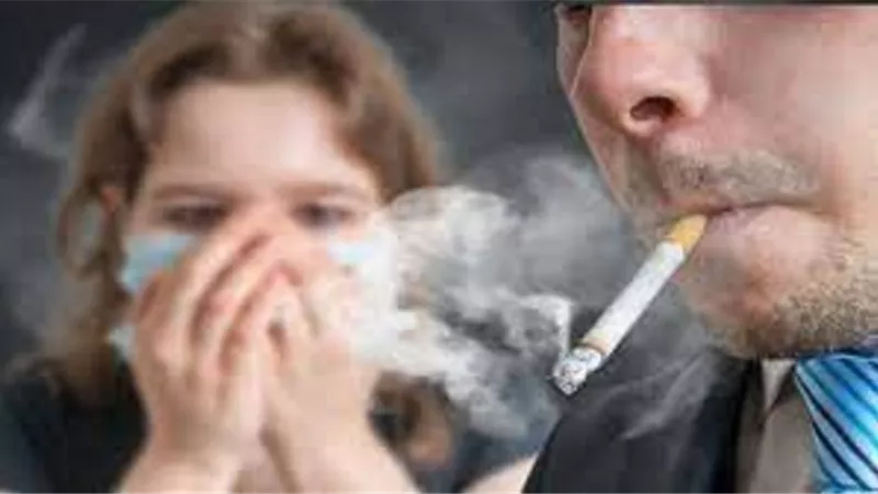 حاله تُفسد صيام من يجلس بجوار المدخن