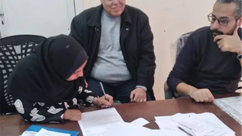 القوى العاملة تسلم عقود عمل لذوى الهمم بالسويس