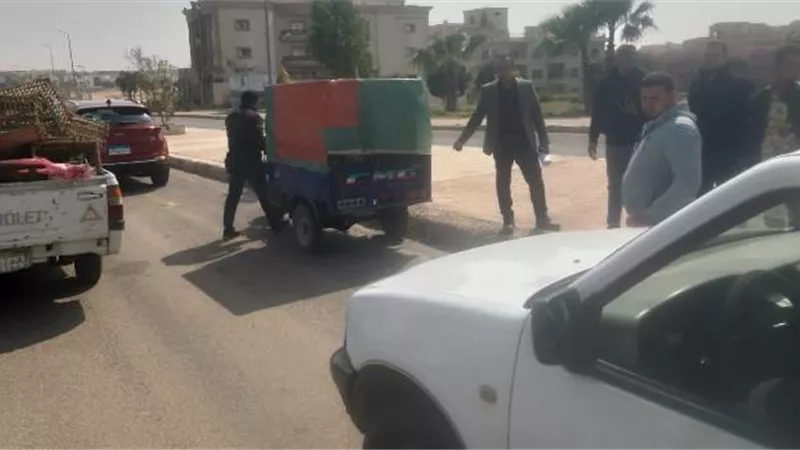 رئيس جهاز الشروق يقود حملة لرفع الإشغالات ويحرر 23 محضر.. بالصور