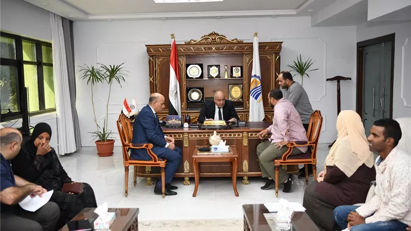 محافظ قنا يستقبل عددا من المواطنين لبحث شكاواهم ومطالبهم
