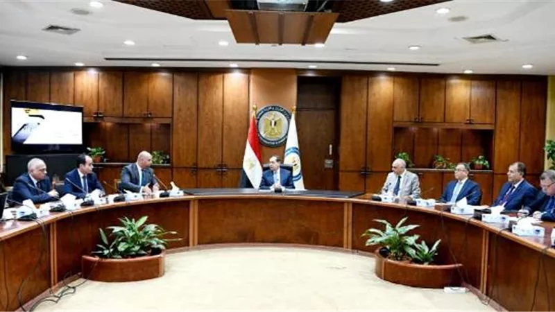 الملا يوجه بتعزيز التعاون مع البورصة لتطوير أداء المستثمرين