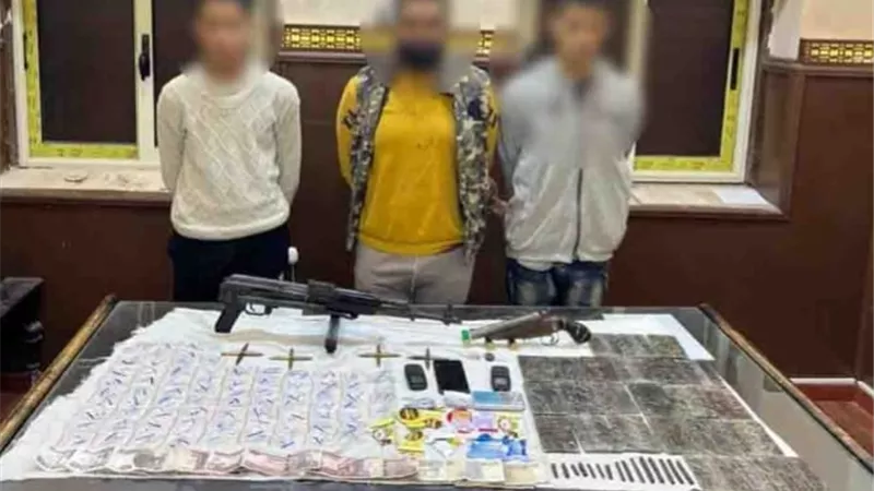 كوكتيل مخدرات وسلاح بحوزة 3 أشخاص في المنوفية