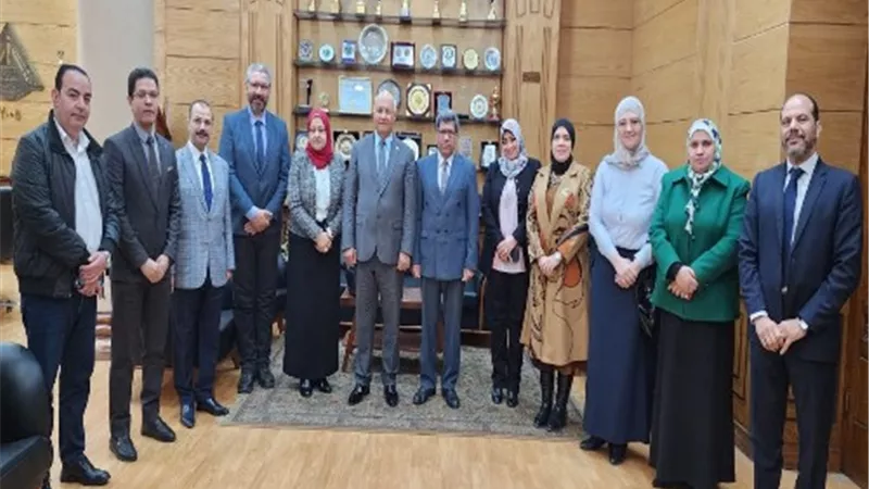 رئيس جامعة بنها يستقبل وفد 