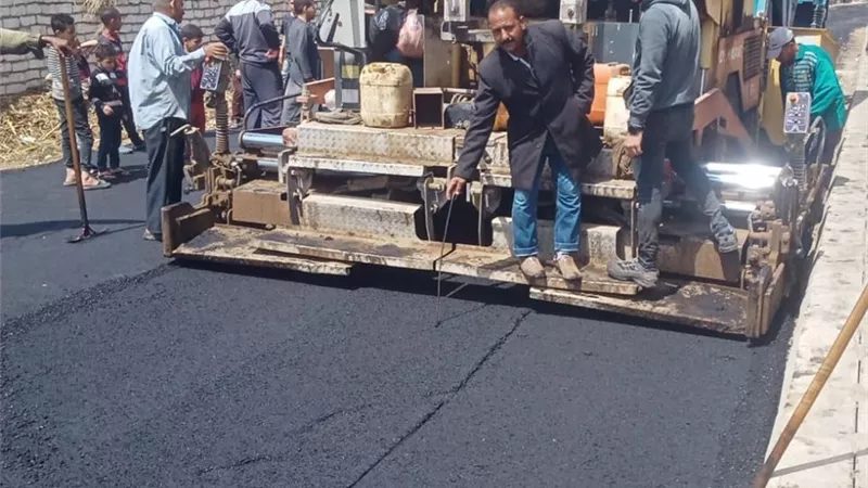 محافظ بني سويف يتابع تنفيذ خطة رصف الطرق والشوارع