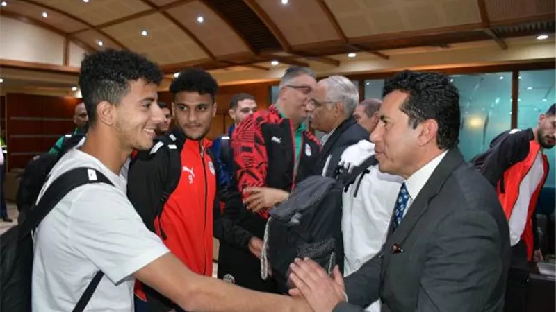 بعد التأهل لكأس الأمم الإفريقية.. وزير الرياضة يستقبل المنتخب الأوليمبى بمطار القاهرة