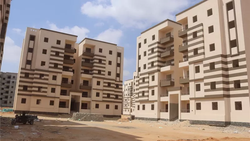 رئيس جهاز مدينة العاشر يتابع معدلات تنفيذ مشروعات الاسكان.. صور