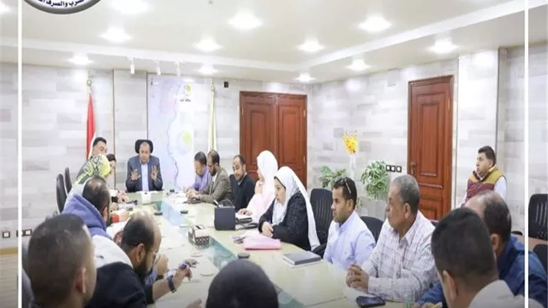 مناقشة الاستفادة من اعمال توصيلات الصرف الصحي بقري حياة كريمة