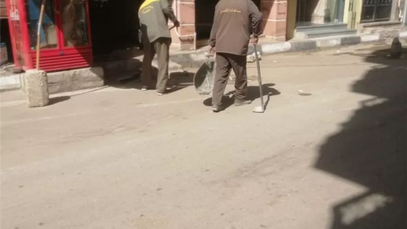 رؤساء أحياء الاقصر فى حملات نظافة طوال الليل