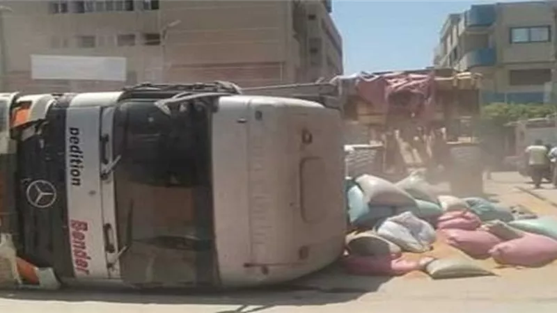 انقلاب سيارة نقل محملة بالقمح فى الجيزة