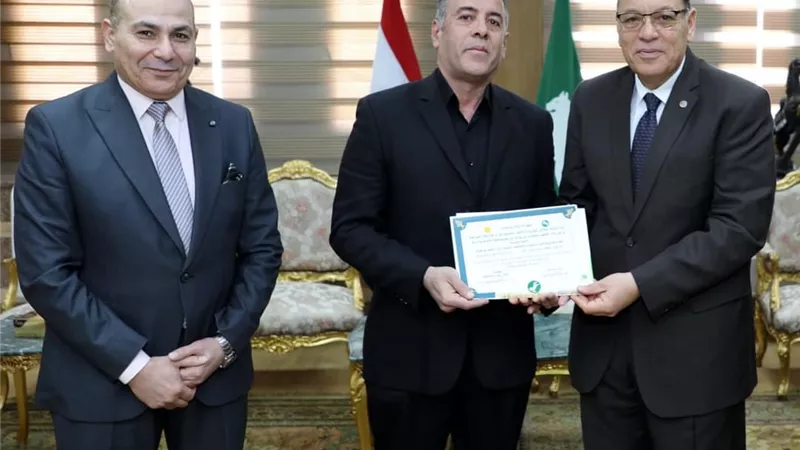 محافظ الشرقية يكرم الأطباء البيطريين