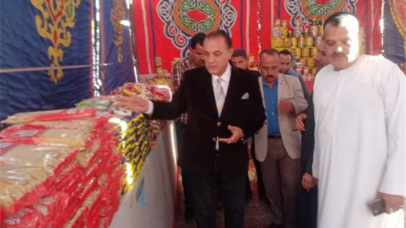 رئيس مركز ملوى يتفقد معارض أهلاً رمضان، ويتابع مدى توافر السلع