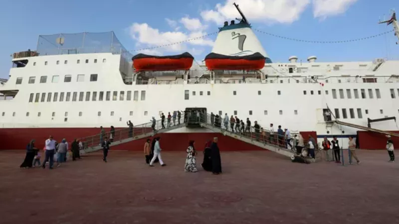 البصرة العراقية تستضيف كبر معرض كتب عائم في العالم