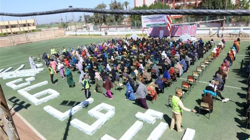 توزيع كراتين رمضان على 1500 من غير القادرين بـ (5) قرى بني سويف