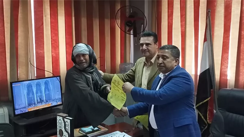 تسليم المواطنين تراخيص المحال العامة بالقانون الجديد ببولاق الدكر