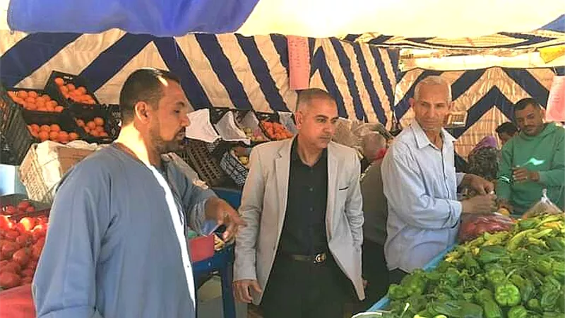 رئيس مركز الداخلة يتفقد أسواق للتأكد من توافر الخضر بأسعار مخفضة