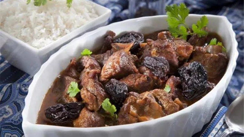 أسرار الياميش.. طريقة عمل طاجن اللحم بالقراصيا