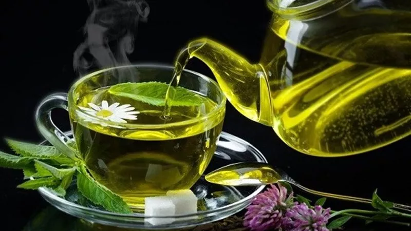 تناول المشروبات الطبيعية بعد الإفطار في رمضان لتجنب عسر الهضم