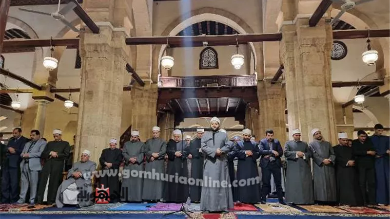 خاشعين لله.. آلاف المصلين يؤدون صلاتي العشاء والتراويح بالأزهر