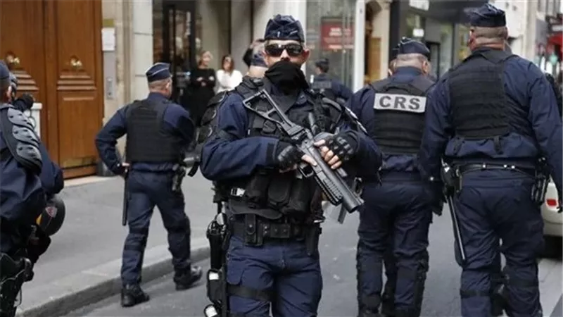 الشرطة الفرنسية تلقي القبض على 55 شخصا