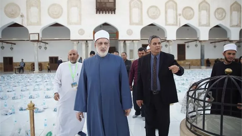 وكيل الأزهر يشارك الوافدين إفطارهم في صحن الجامع الأزهر