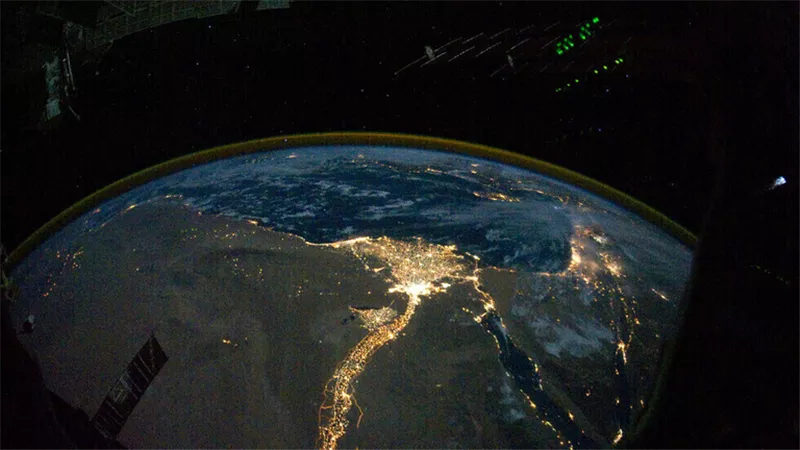 رائد فضاء إماراتي يرسل التحية لمصر وشعبها من الفضاء بمقطع فيديو