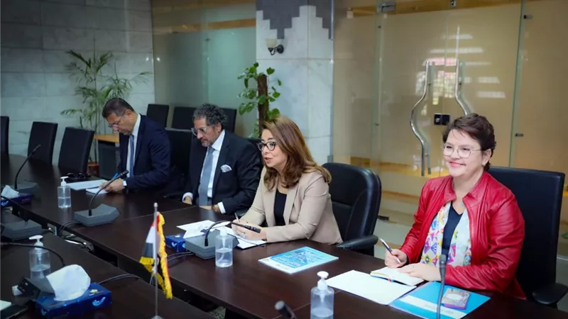 وزيرة البيئة تتسلم أول نسخة من الخطة العربية