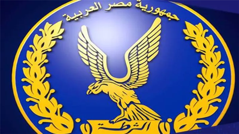 تفاصيل فيديو لشخص يقود سيارة أثناء فتح 