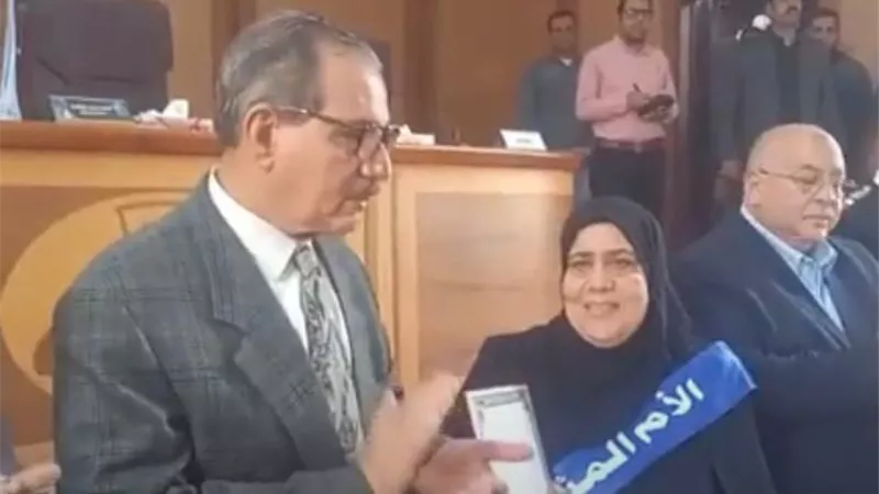 محافظ كفر الشيخ يكرم الأمهات المثاليات ويعلن عن رحلات عمرة لهن