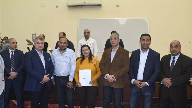 يسلم عقود المرحلة الأولى للوحدات الصناعية للمستفيدين بالفيوم