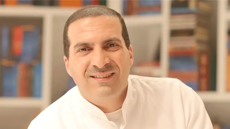 عمرو خالد: الإحسان أقوى وسيلة تعبر بها القدر الضيق للقدر الواسع