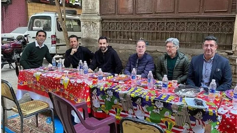 فيتوريا يشارك اصداقائه الافطار فى رمضان فى وسط القاهرة