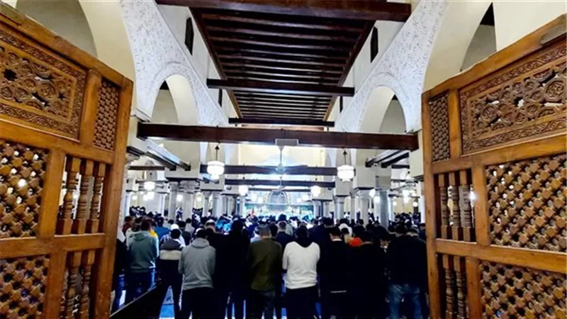 أروقة الجامع الأزهر كاملة العدد في صلاتي العشاء والتراويح