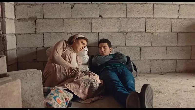 نور النبوي يجعل من شاطيء الإسكندرية مسكن له ولشقيقته ناهد السباعي