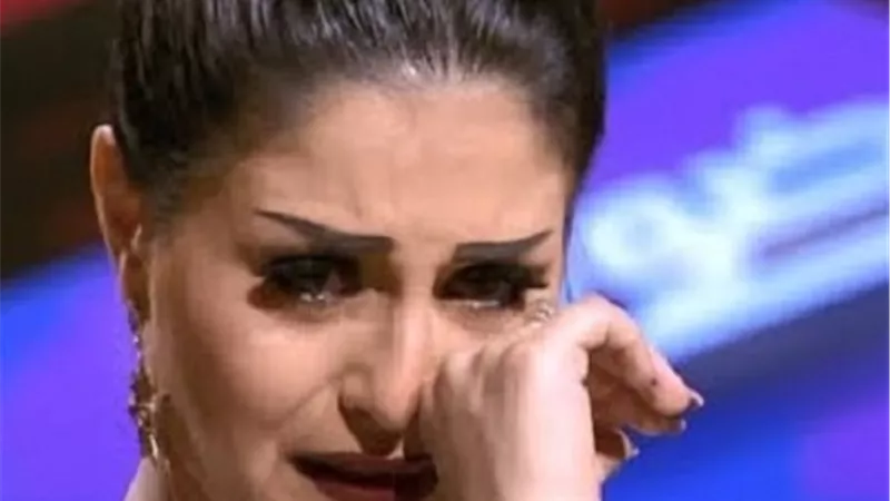 منة فضالي باكية: أمي فقدت بصرها وضحت بشبابها علشاني
