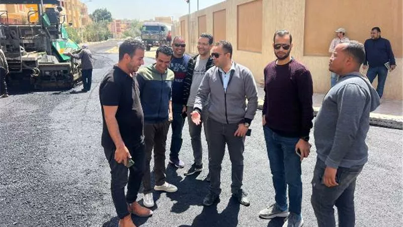 رئيس جهاز 15 مايو يعلن أهم مشروعات الطرق الجديدة فى المدينة/ صور